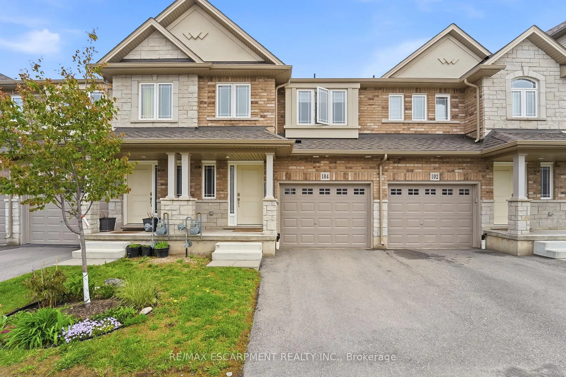 Front of 104 Laguna Village Crescent
