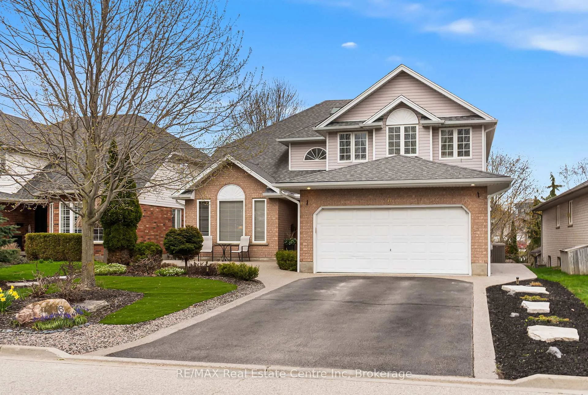 Photo 5 of 6 Jean Anderson Crescent, Guelph, Clairfields/Hanlon Business Park — HOMEH
