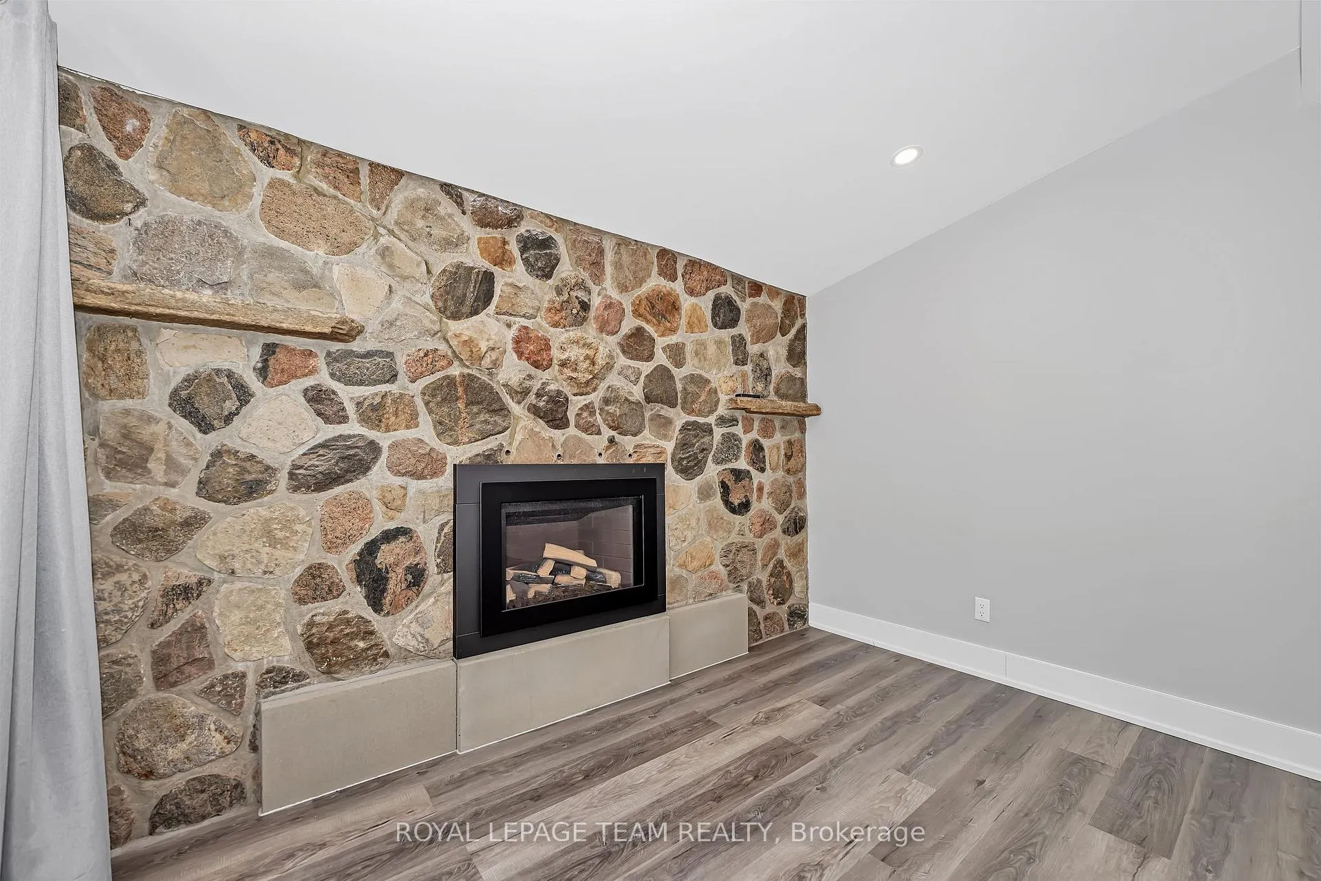 Photo 8 of 12 Largo Crescent, Ottawa, Meadowlands/Crestview — HOMEH