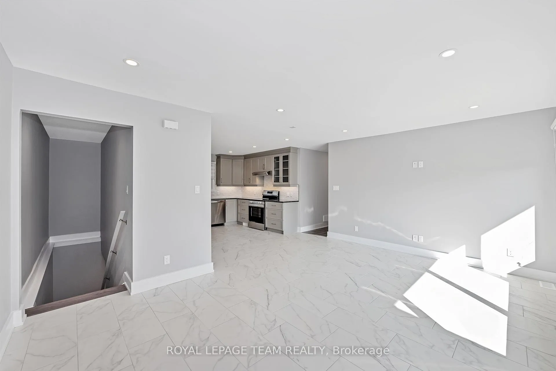Photo 10 of 12 Largo Crescent, Ottawa, Meadowlands/Crestview — HOMEH