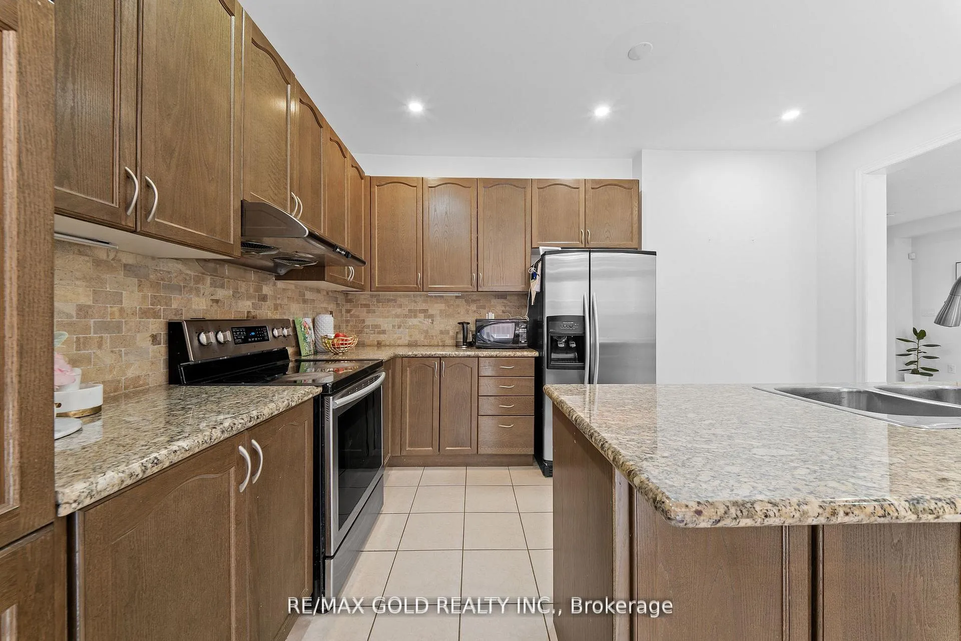 Photo 12 of 36 Ocean Ridge Drive E, Brampton, Sandringham-Wellington — HOMEH