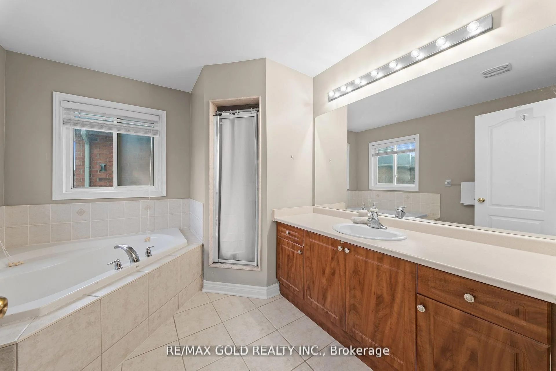 Photo 23 of 36 Ocean Ridge Drive E, Brampton, Sandringham-Wellington — HOMEH