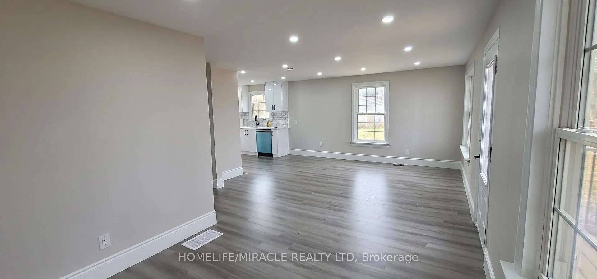 Photo 4 of 971 Bruce Rd 4, Brockton — HOMEH