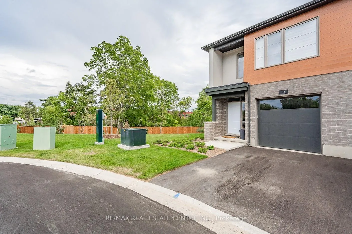 Photo 3 of 25 Steele Crescent, Guelph, St. Patrick's Ward — HOMEH