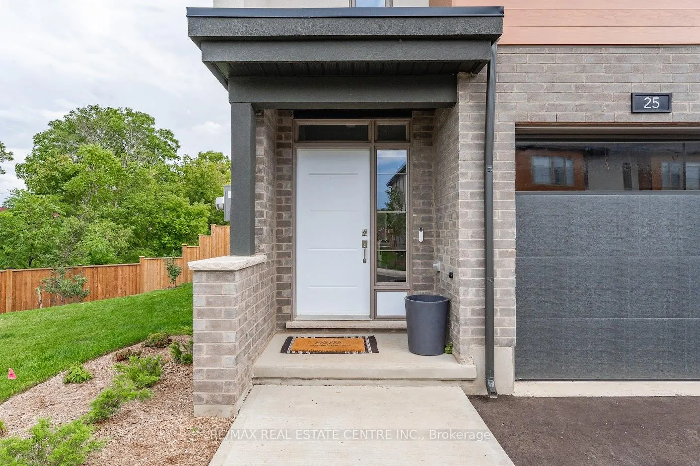 Photo 4 of 25 Steele Crescent, Guelph, St. Patrick's Ward — HOMEH