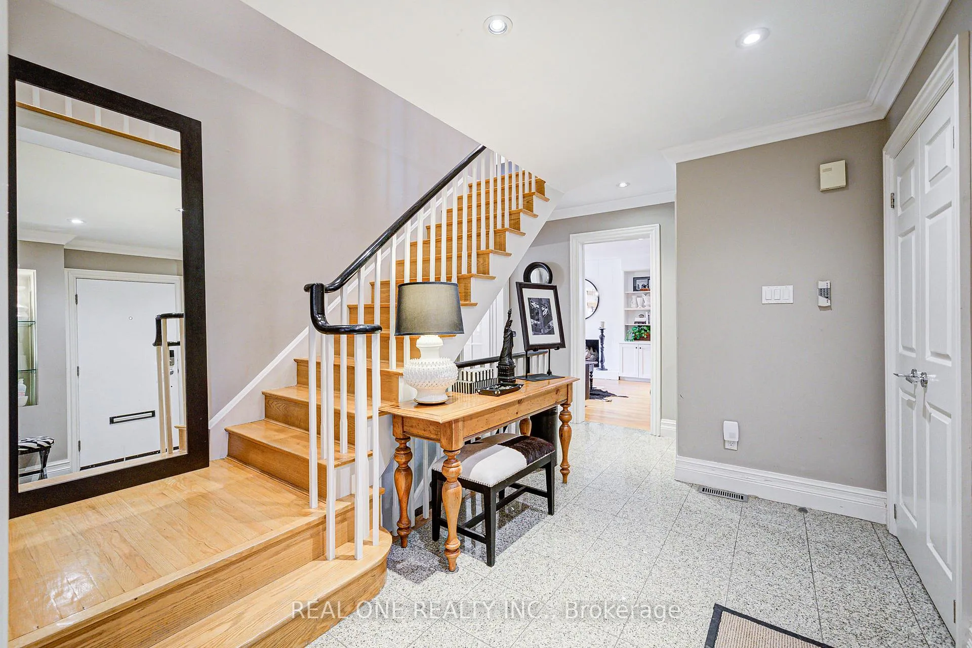 Photo 4 of 21 Alcaine Court, Markham, Thornhill — HOMEH