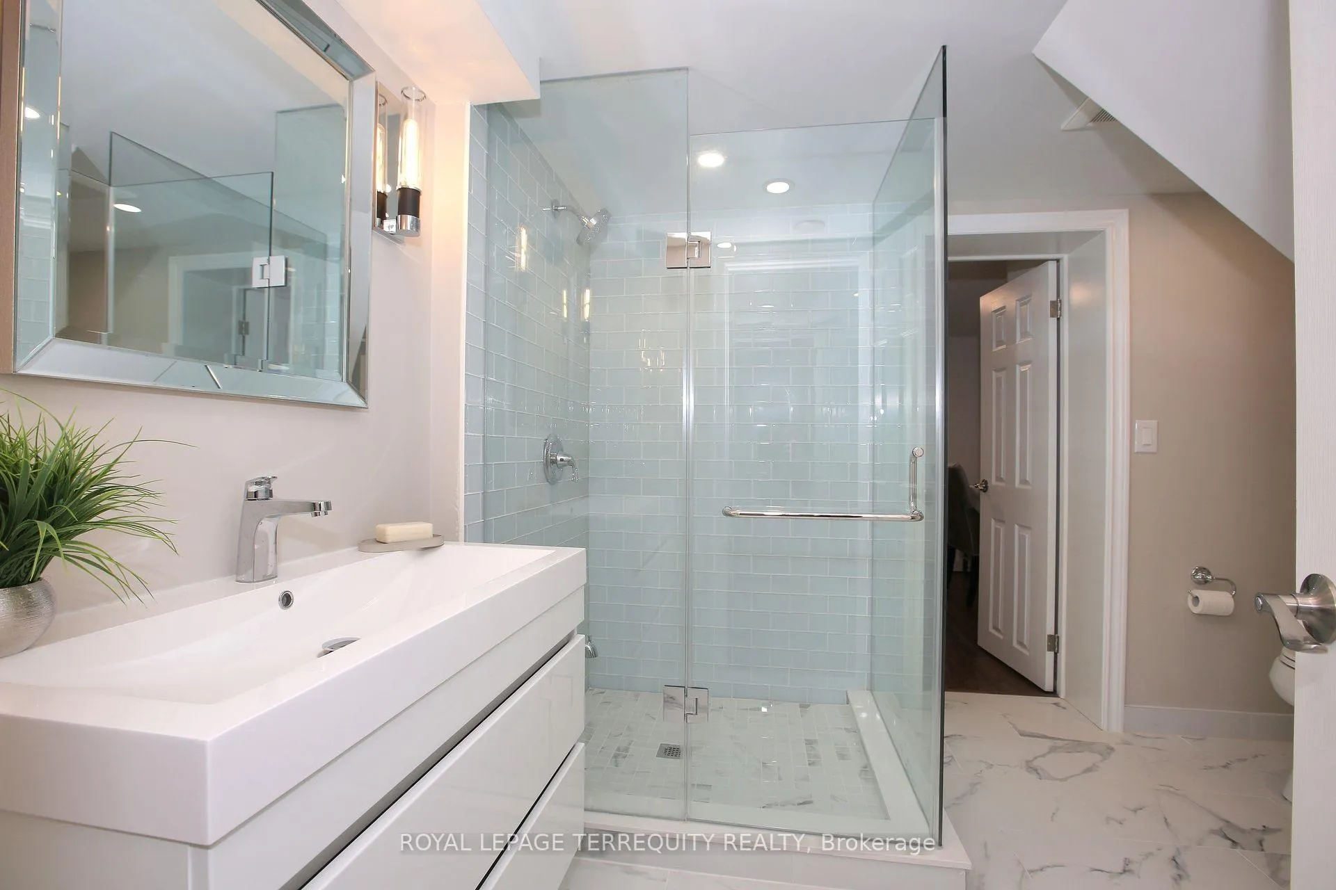 Photo 17 of 20 Paradise Avenue, Markham, Markham Village — HOMEH