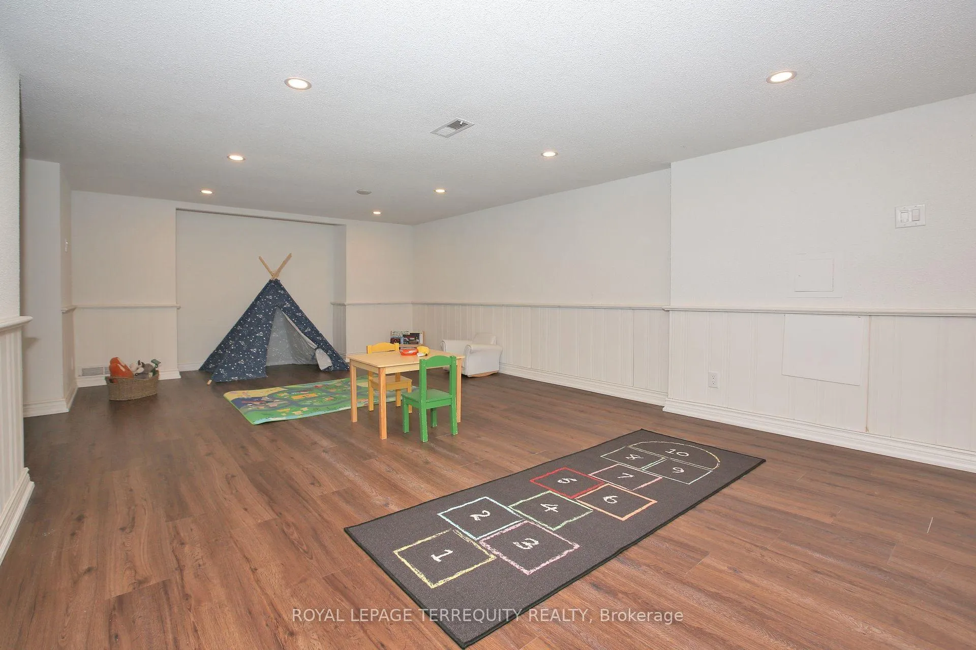 Photo 19 of 20 Paradise Avenue, Markham, Markham Village — HOMEH