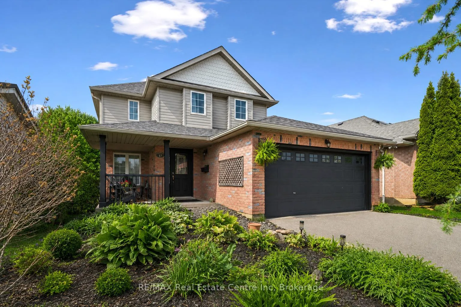 Photo 2 of 17 Gibbs Crescent, Guelph, Clairfields/Hanlon Business Park — HOMEH