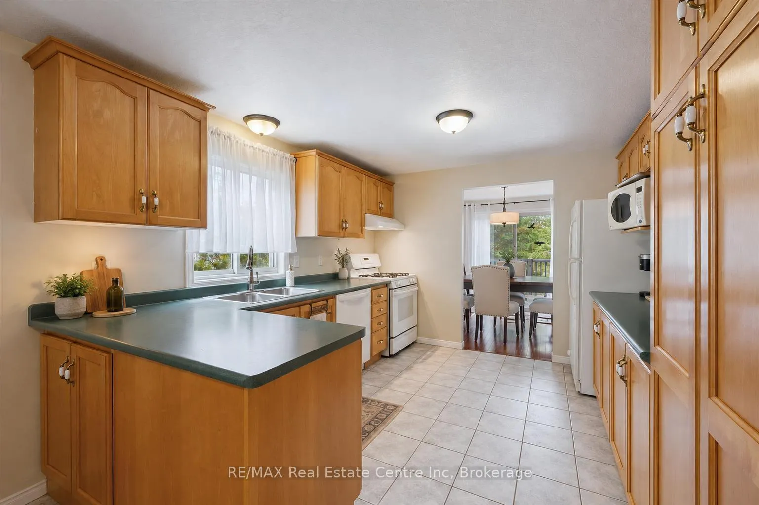 Photo 7 of 17 Gibbs Crescent, Guelph, Clairfields/Hanlon Business Park — HOMEH