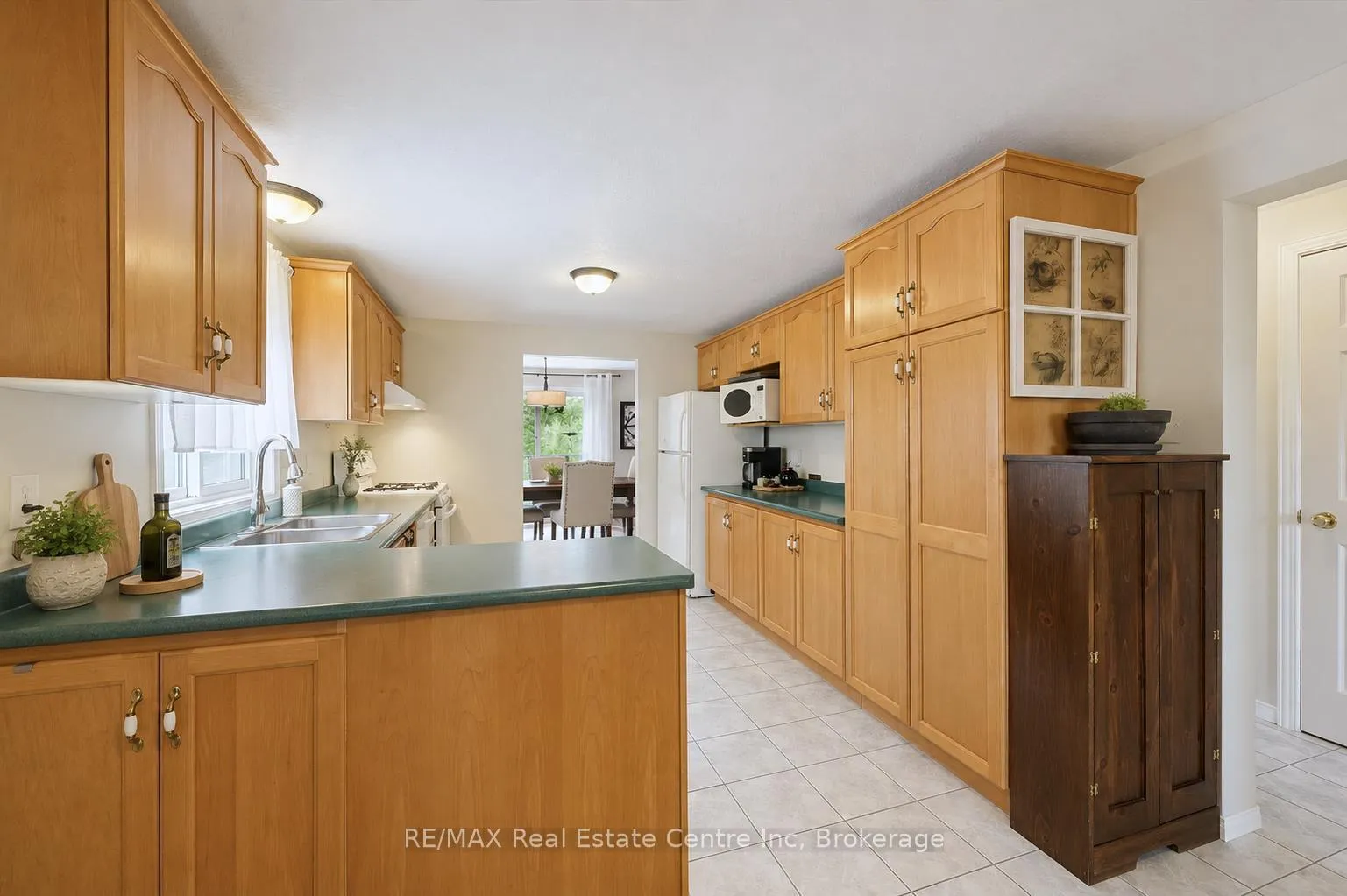 Photo 8 of 17 Gibbs Crescent, Guelph, Clairfields/Hanlon Business Park — HOMEH