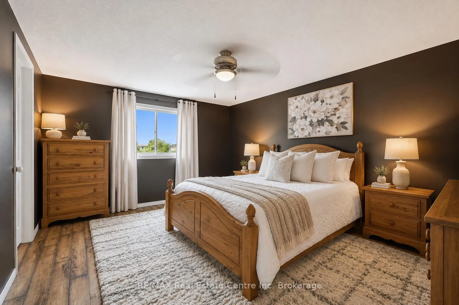 Photo 11 of 17 Gibbs Crescent, Guelph, Clairfields/Hanlon Business Park — HOMEH