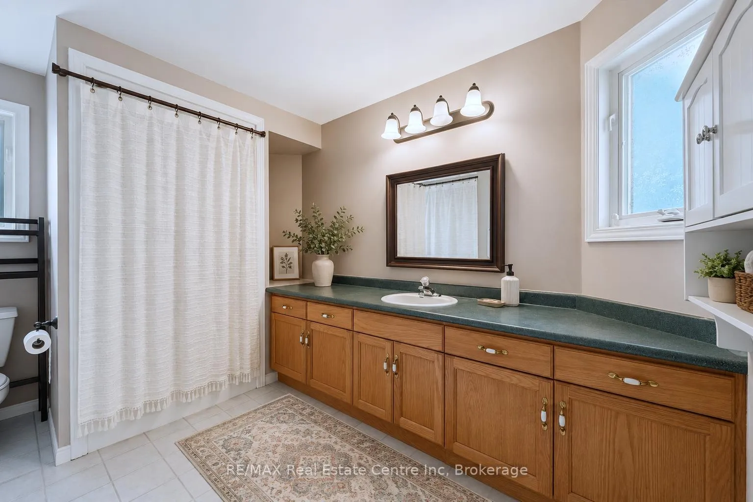 Photo 12 of 17 Gibbs Crescent, Guelph, Clairfields/Hanlon Business Park — HOMEH