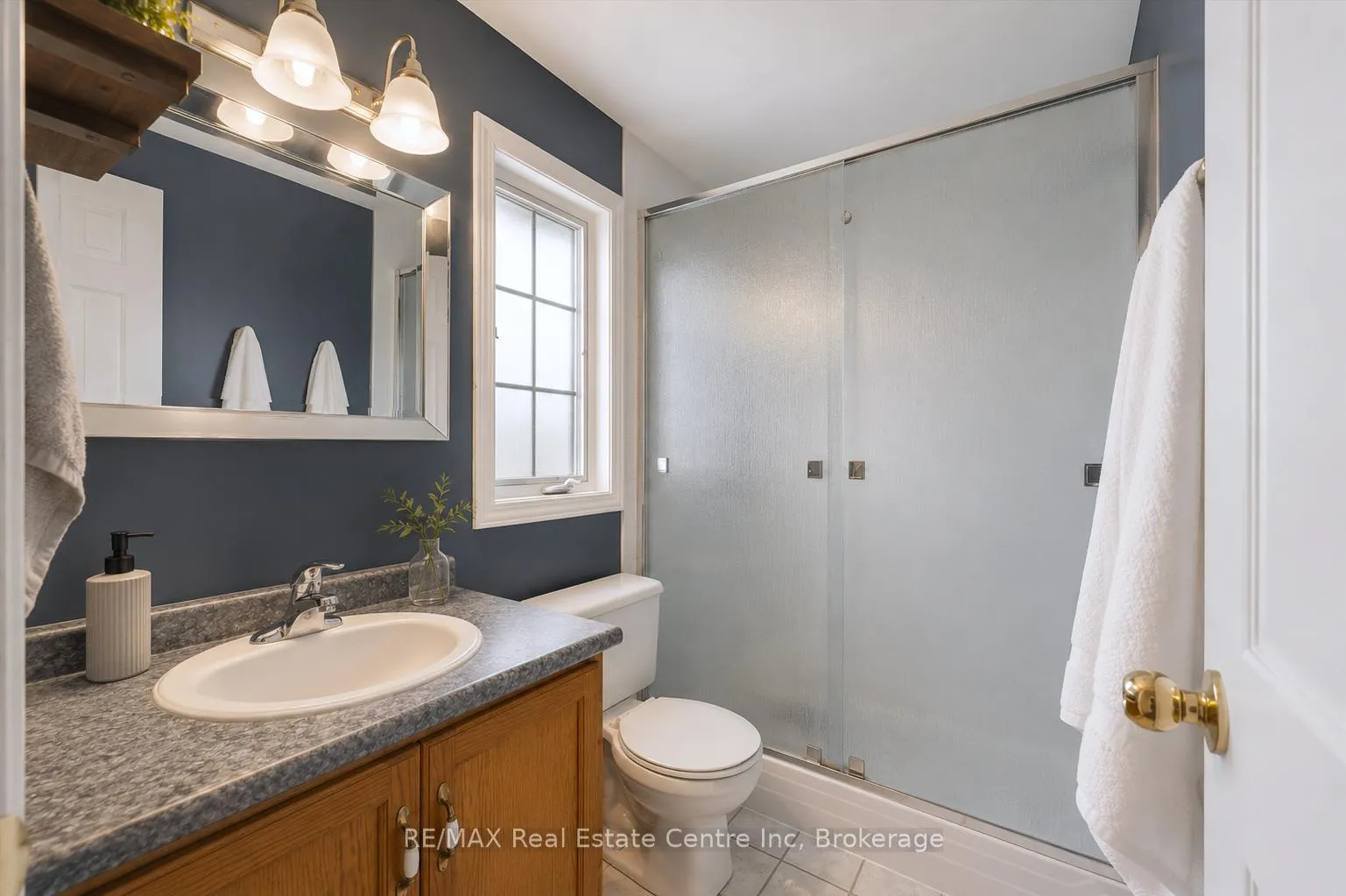 Photo 15 of 17 Gibbs Crescent, Guelph, Clairfields/Hanlon Business Park — HOMEH