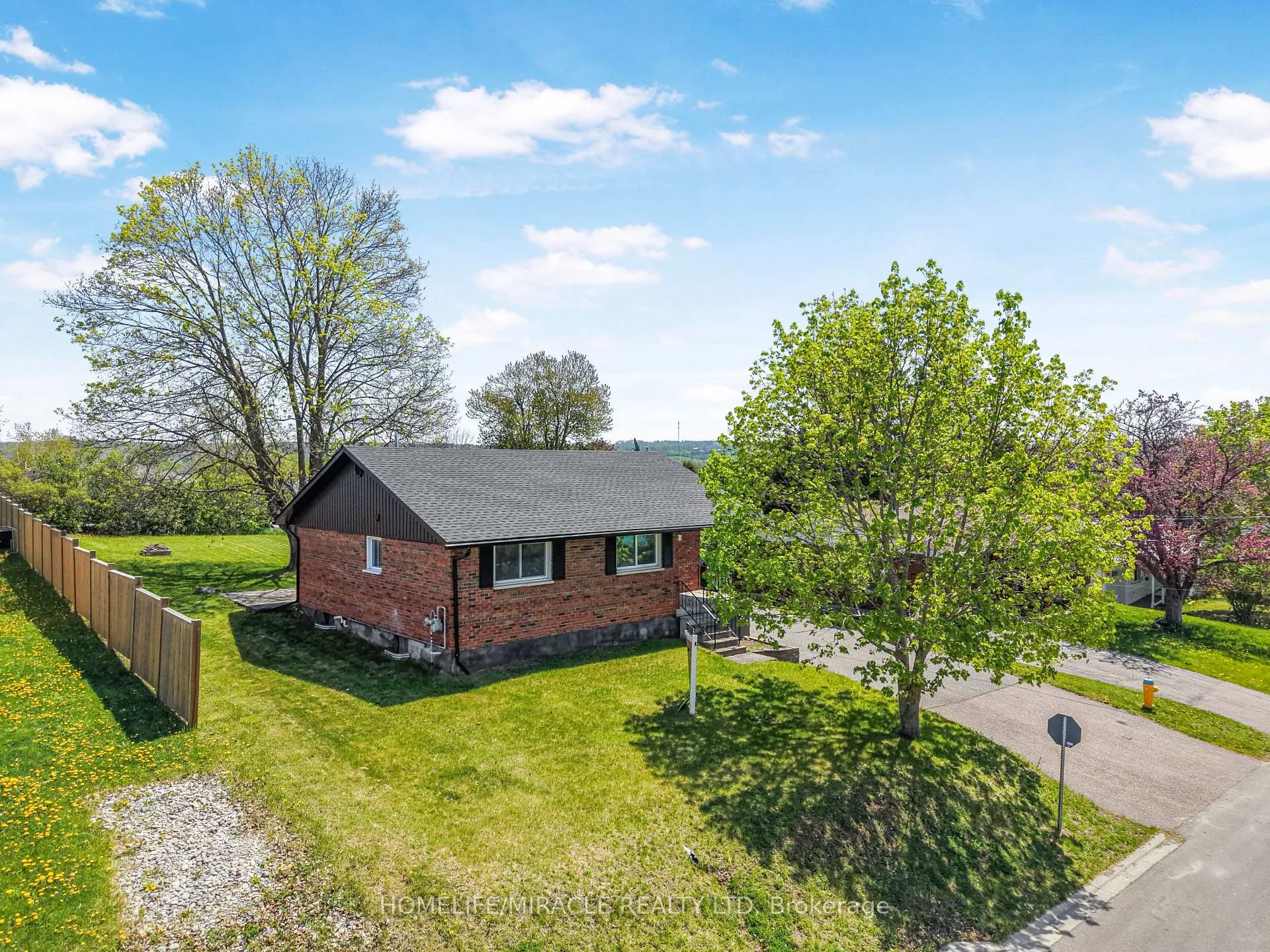 Photo 5 of 207 Baker Street, Stirling-Rawdon, Stirling Ward — HOMEH