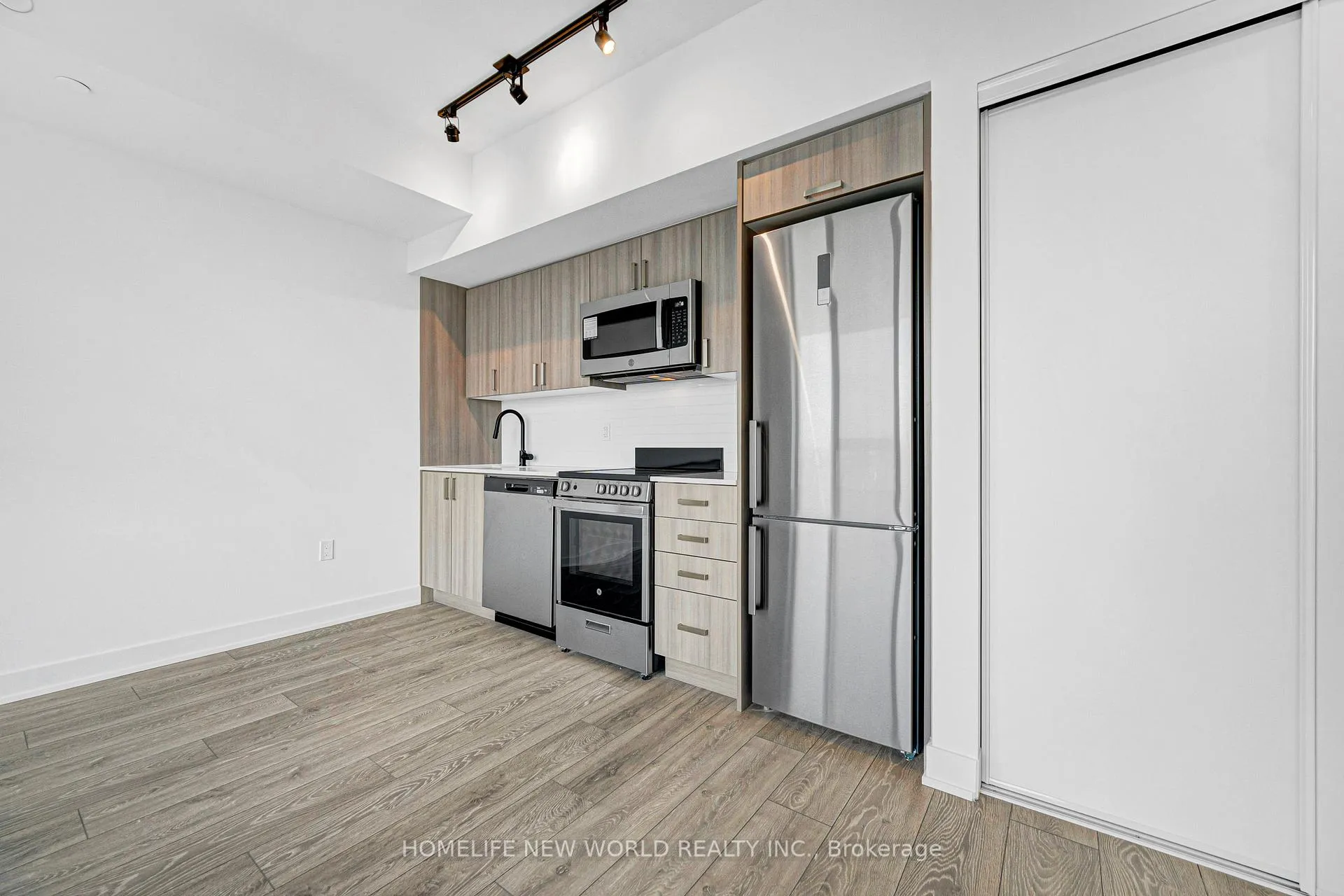 Photo 17 of Unit 807, 758 Dovercourt Road, Toronto, Dovercourt-Wallace Emerson-Junction — HOMEH