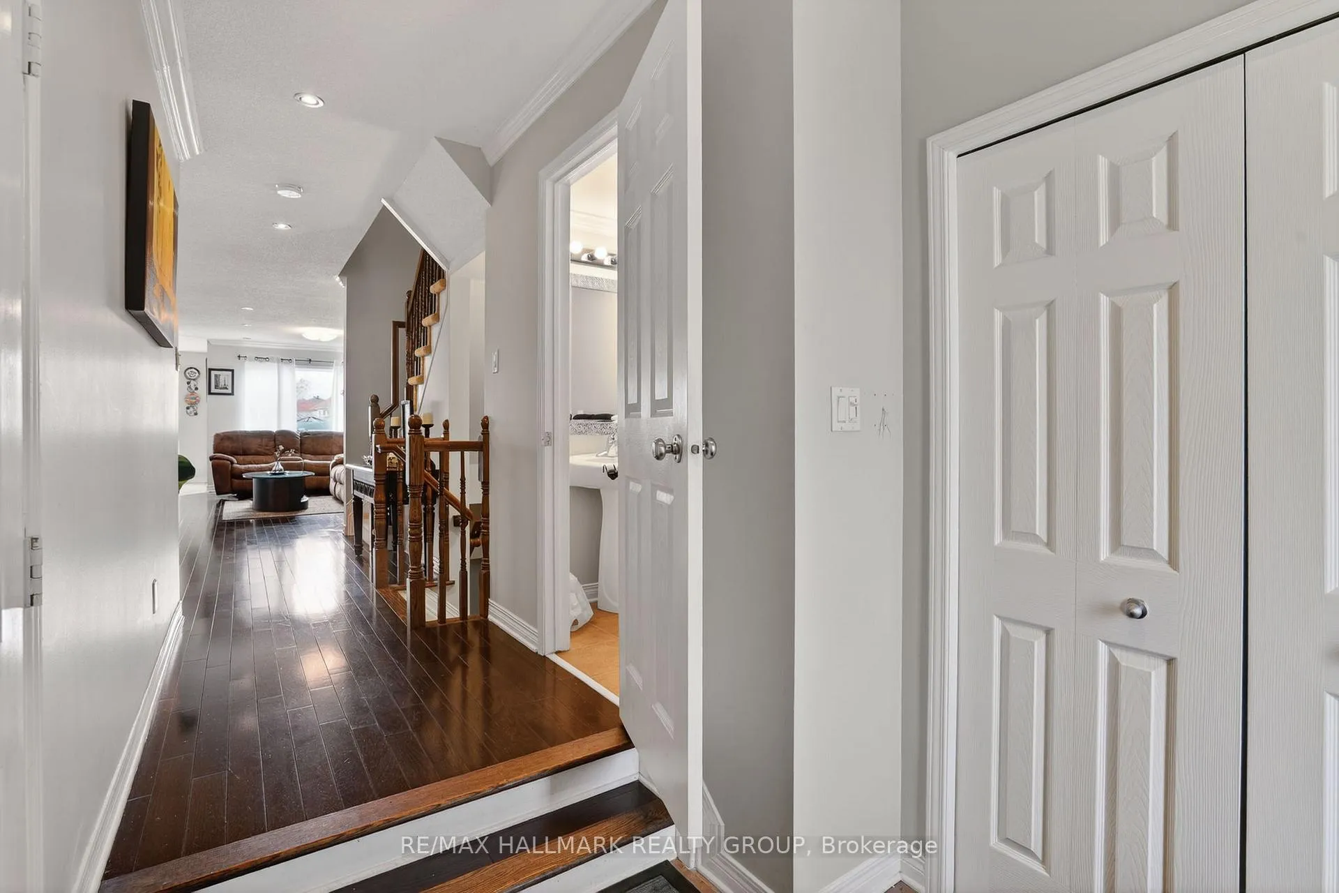 Photo 4 of 136 Prem Circle, Ottawa, Barrhaven - Cedargrove/Fraserdale — HOMEH