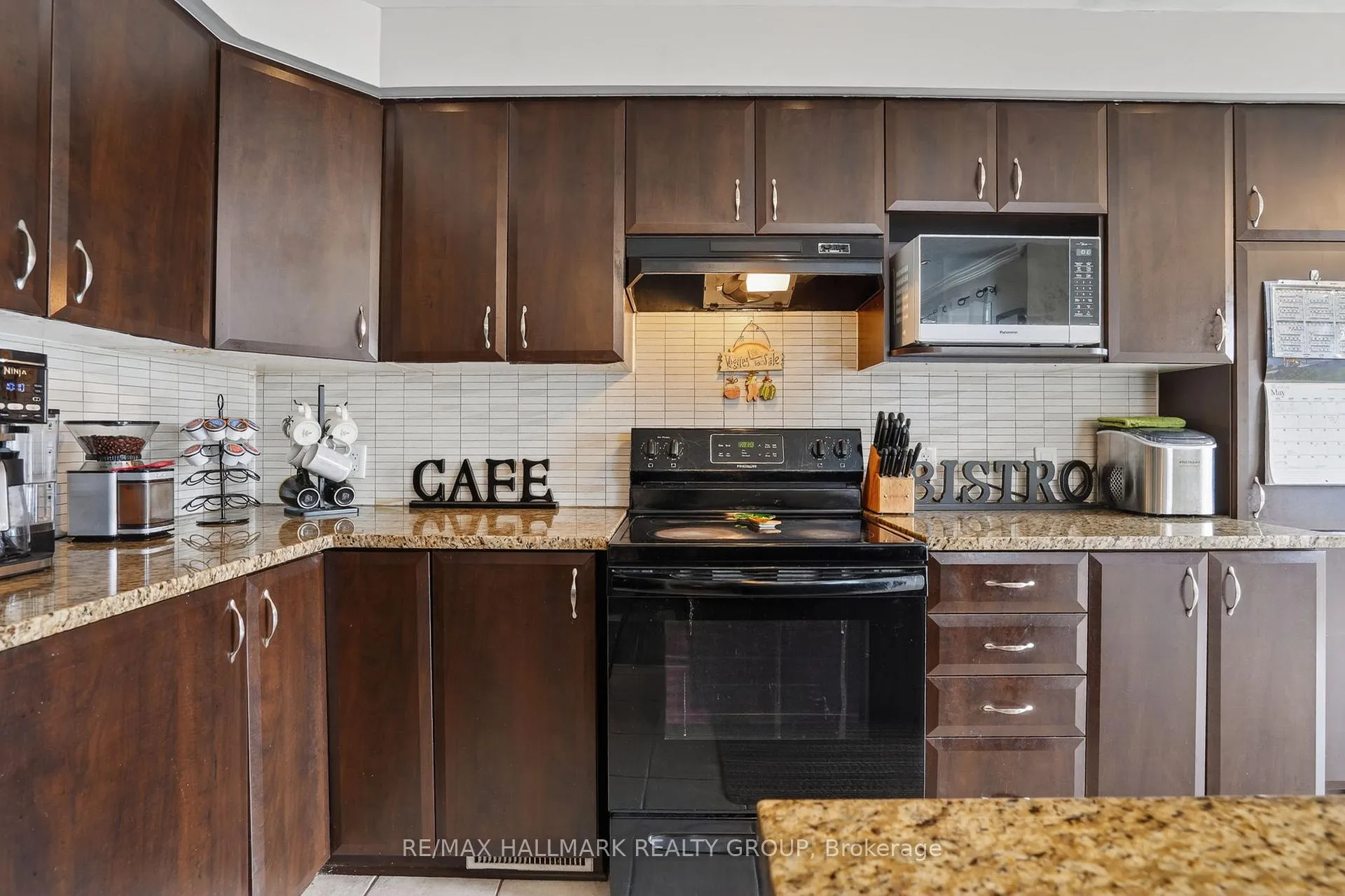 Photo 13 of 136 Prem Circle, Ottawa, Barrhaven - Cedargrove/Fraserdale — HOMEH