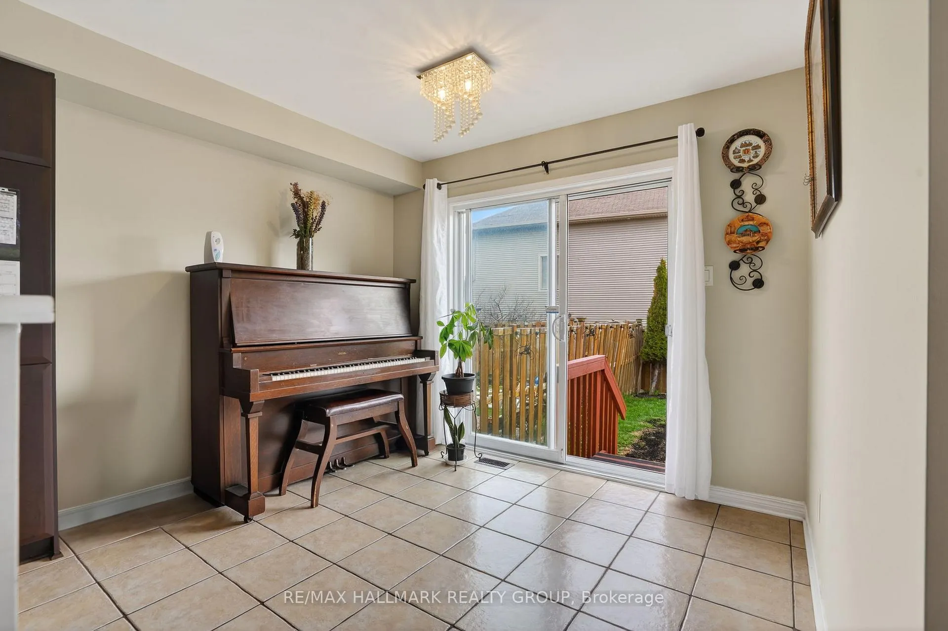 Photo 15 of 136 Prem Circle, Ottawa, Barrhaven - Cedargrove/Fraserdale — HOMEH