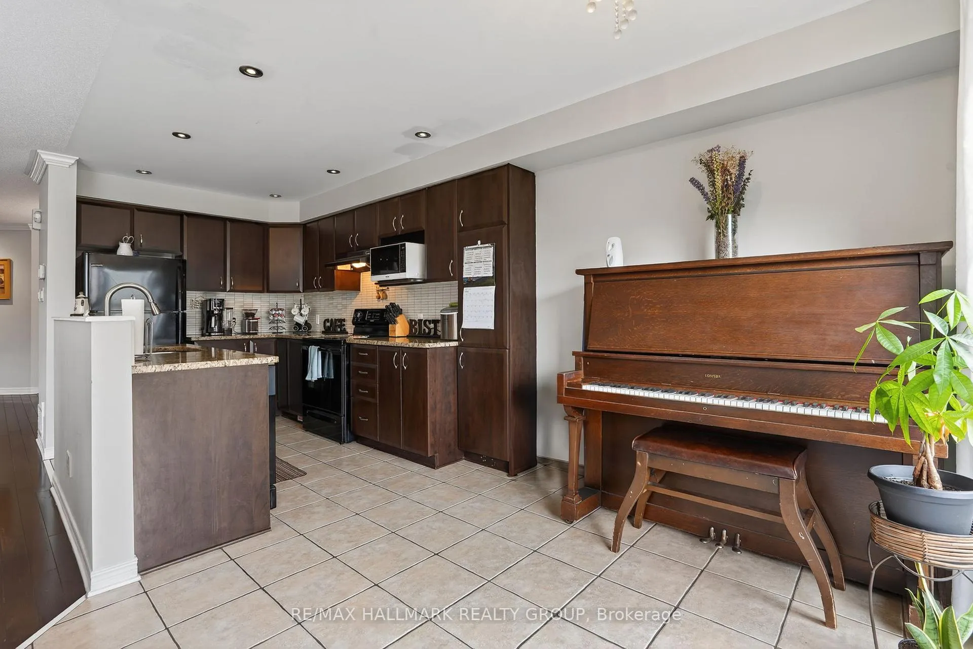 Photo 16 of 136 Prem Circle, Ottawa, Barrhaven - Cedargrove/Fraserdale — HOMEH