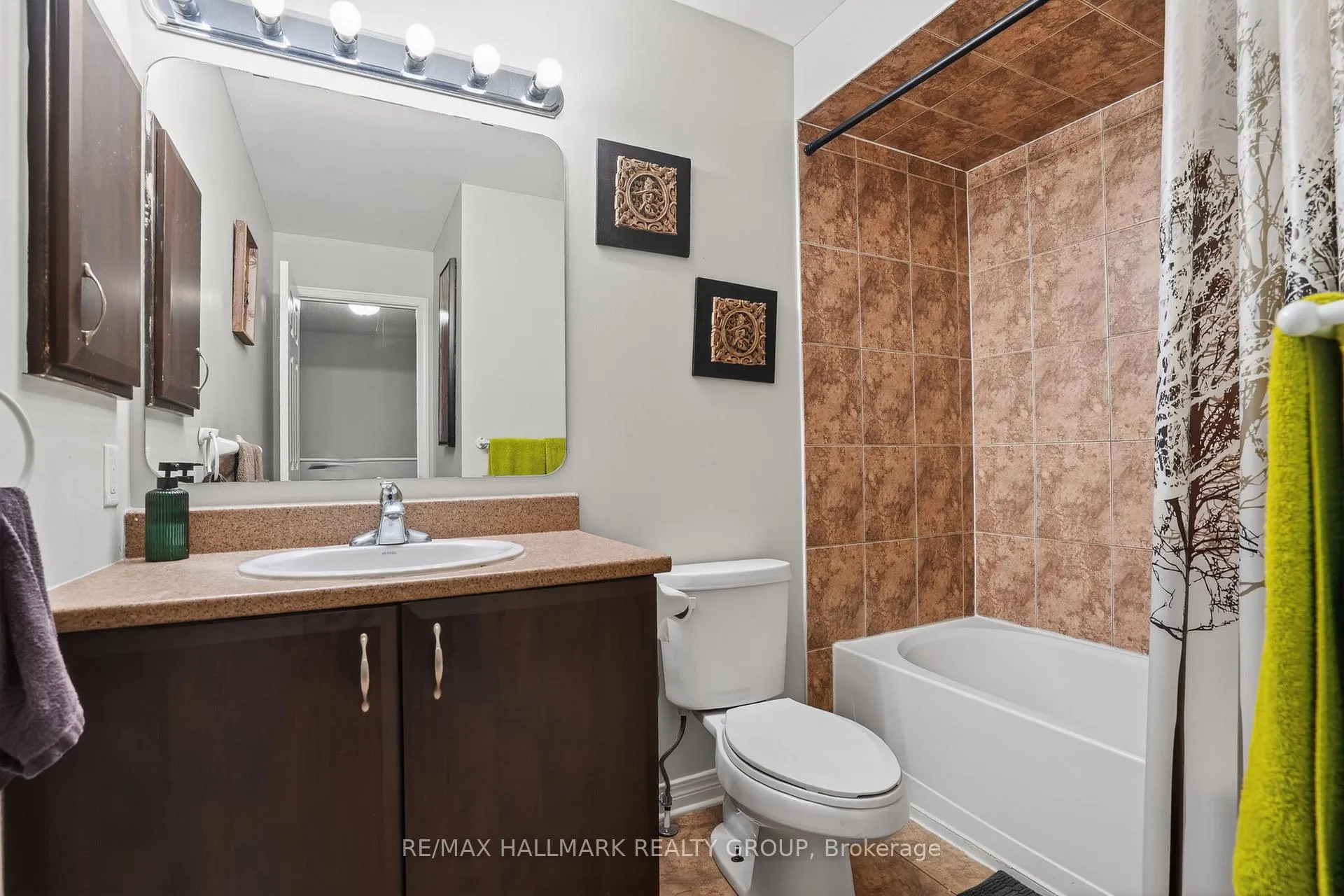 Photo 21 of 136 Prem Circle, Ottawa, Barrhaven - Cedargrove/Fraserdale — HOMEH