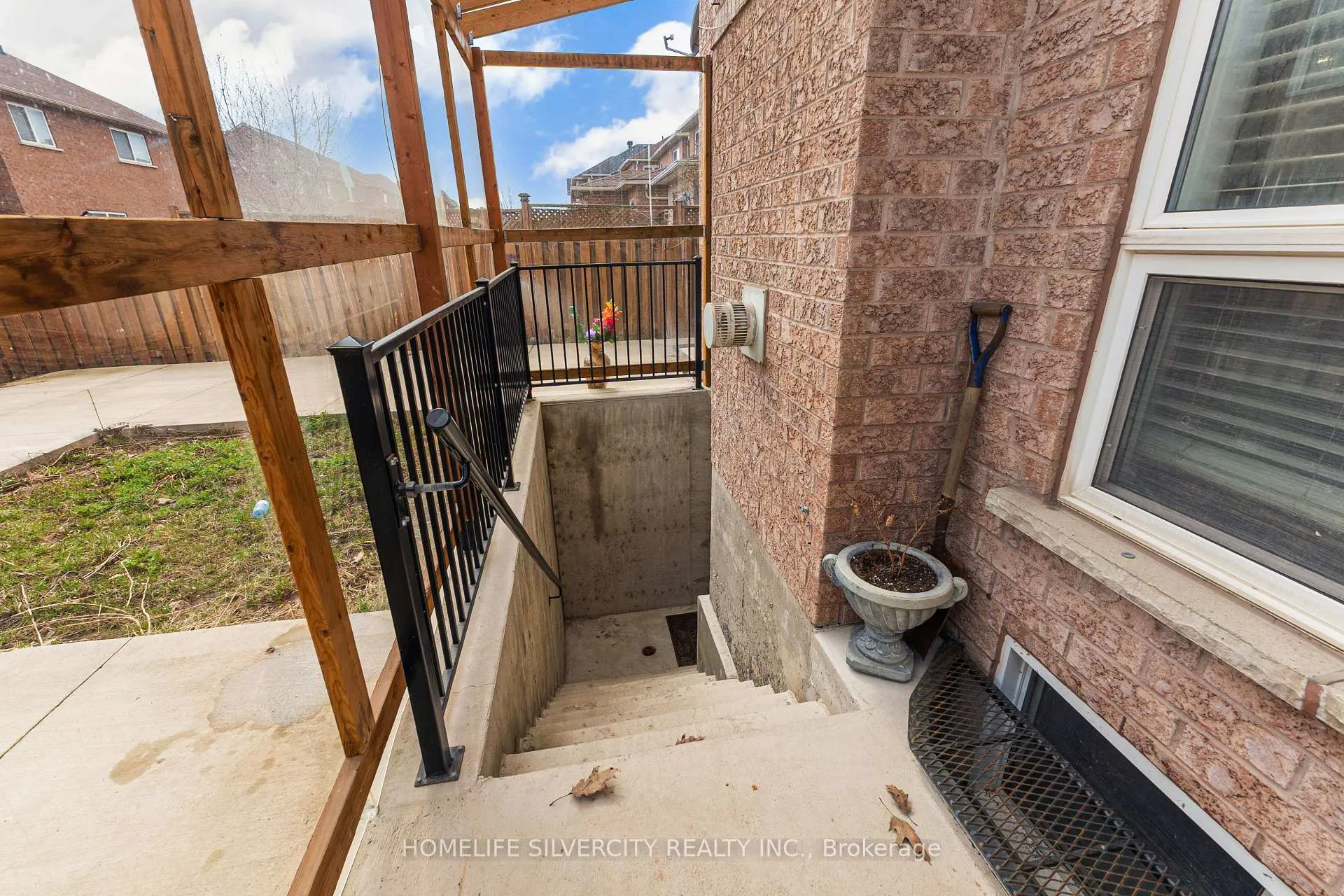 Photo 37 of 19 Vintage Gate, Brampton, Fletcher's Creek Village — HOMEH