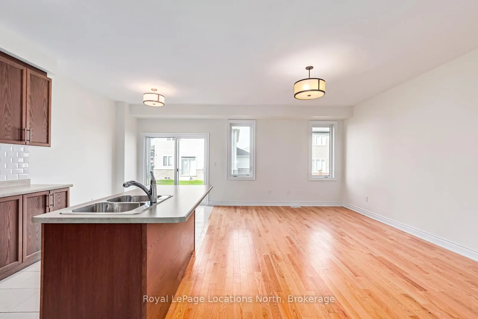 Photo 5 of 24 Lisa Street, Wasaga Beach — HOMEH