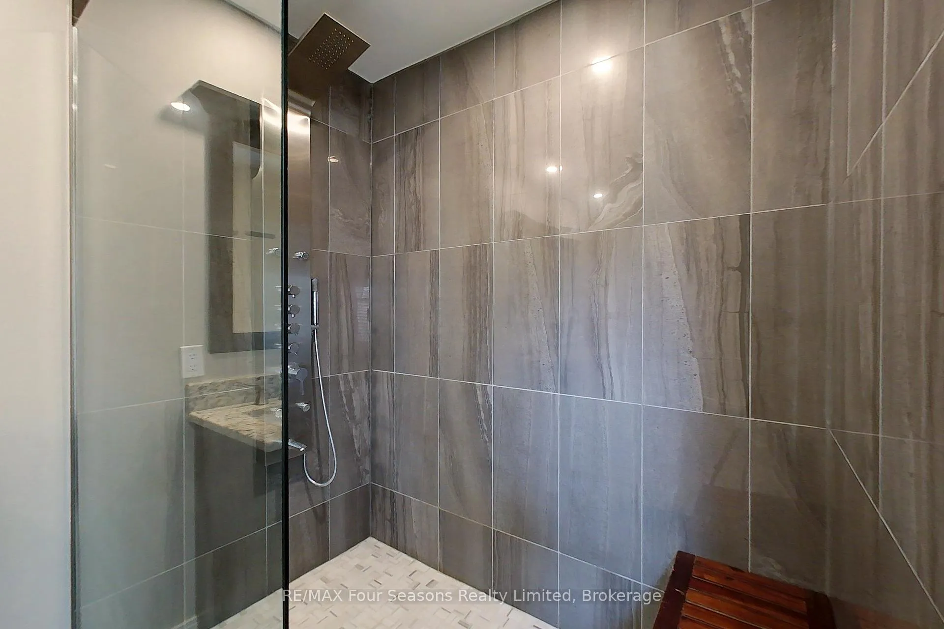 Photo 39 of 13 Cranberry Quay, Collingwood — HOMEH