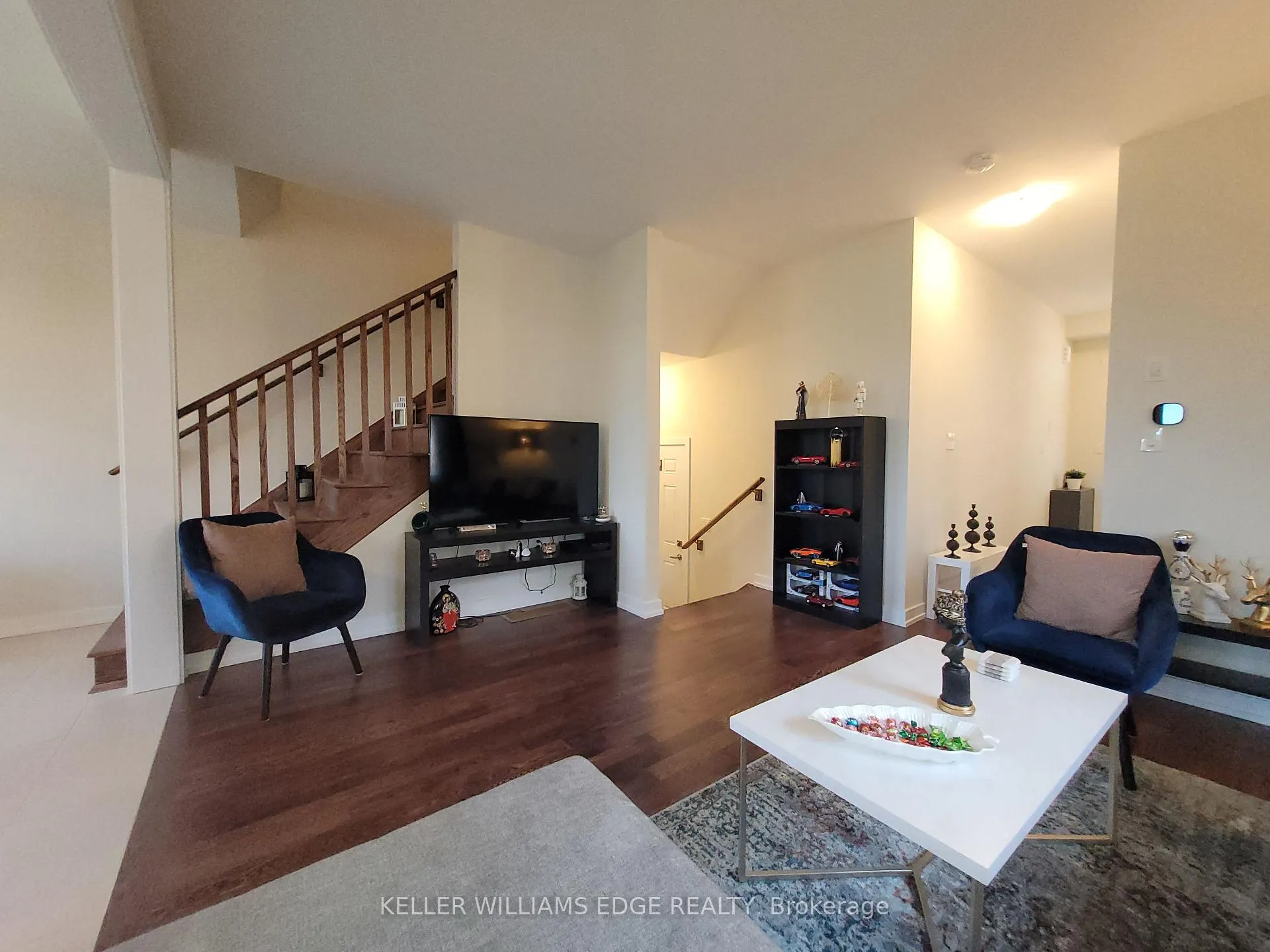 Photo 3 of 186 Lilac Circle, Haldimand — HOMEH