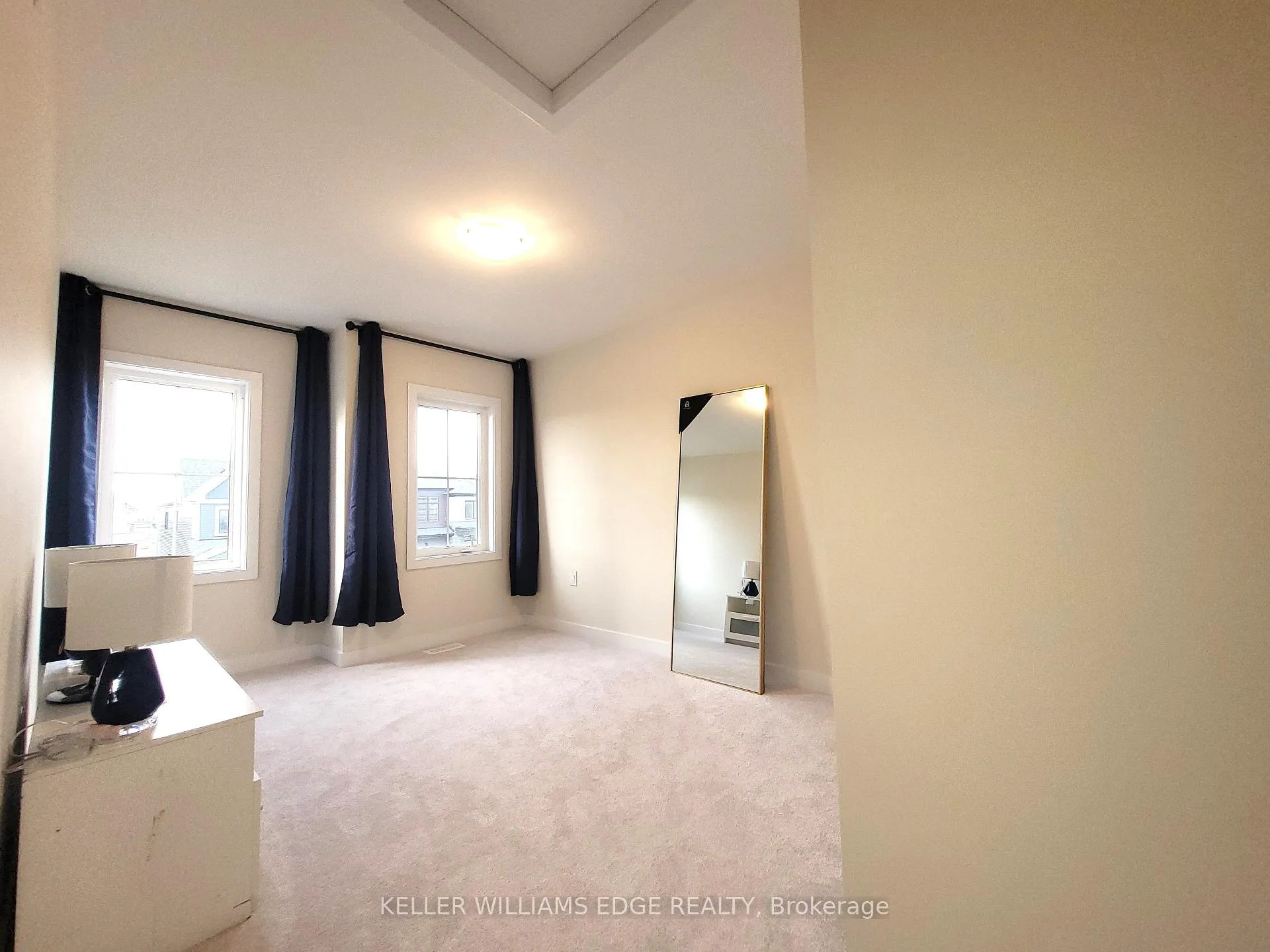 Photo 11 of 186 Lilac Circle, Haldimand — HOMEH