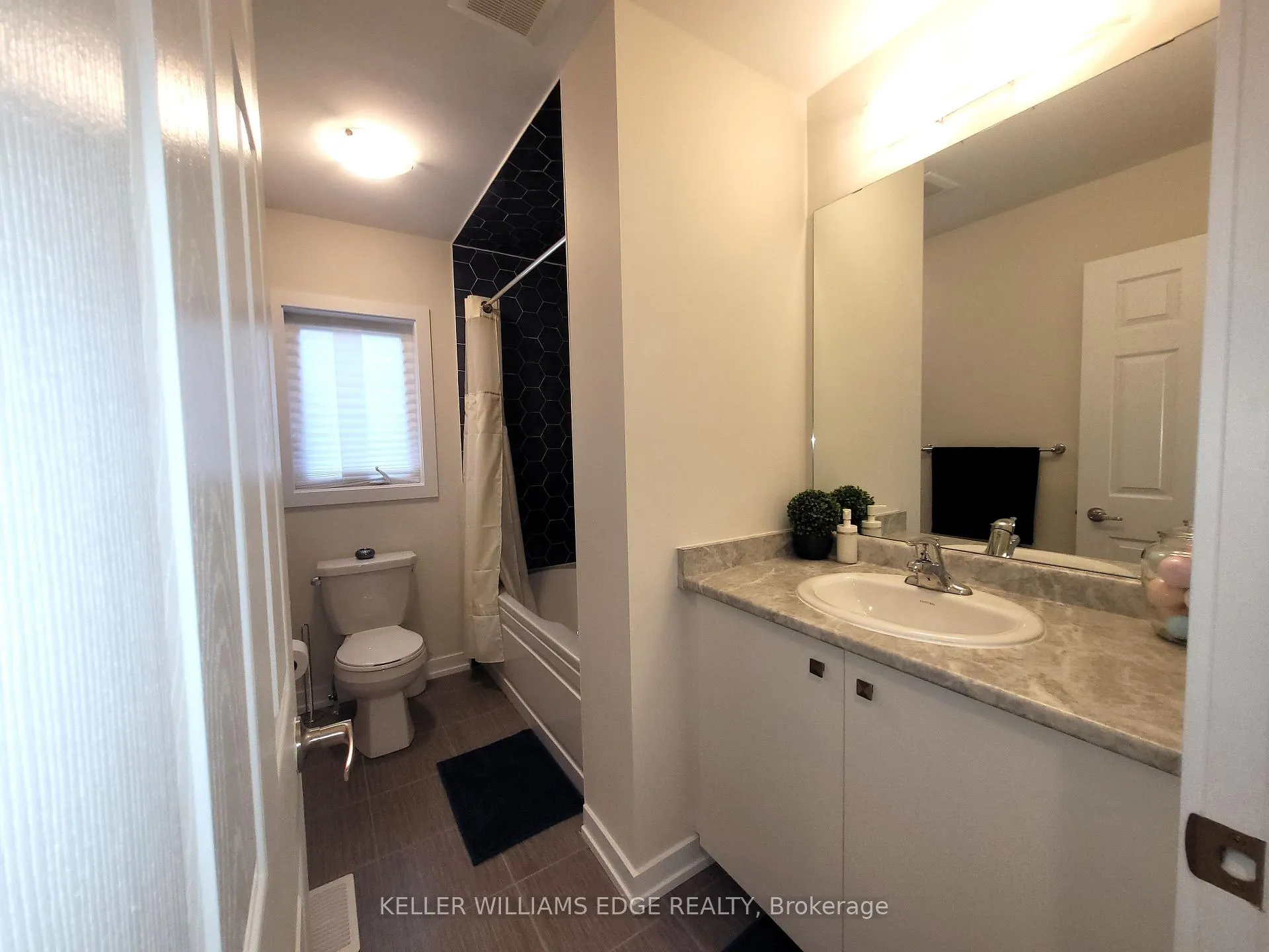 Photo 12 of 186 Lilac Circle, Haldimand — HOMEH