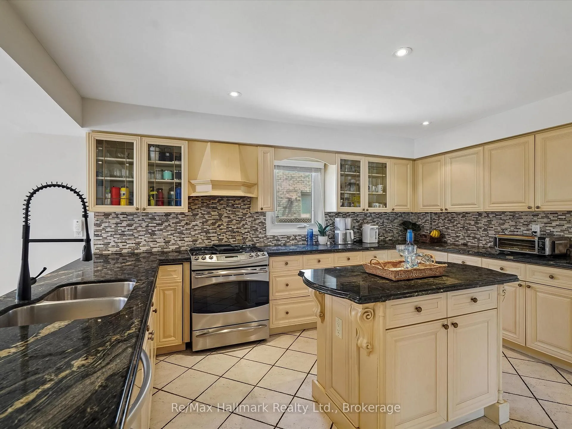 Photo 17 of 560 Chillingham Crescent, Oakville, Ford — HOMEH