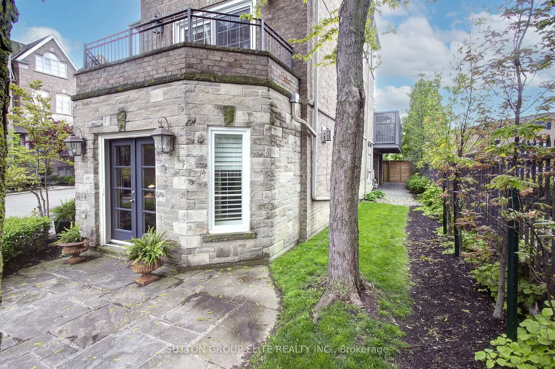 Photo 4 of 16 Nautical Lane, Etobicoke, Mimico — HOMEH