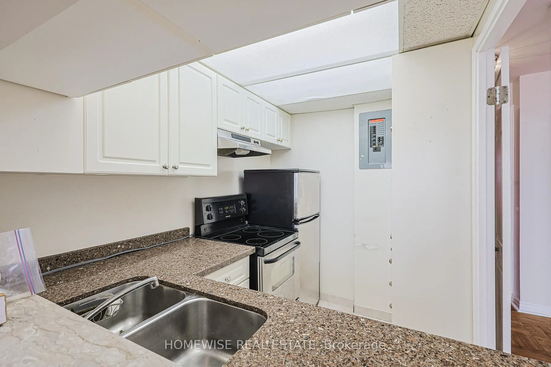 Photo 6 of Unit 611, 485 Kingston Road, Toronto, The Beaches — HOMEH