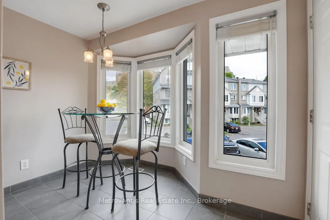 Photo 4 of 1635 Locksley Lane, Ottawa, Beaconwood — HOMEH