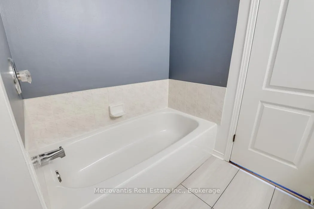 Photo 21 of 1635 Locksley Lane, Ottawa, Beaconwood — HOMEH