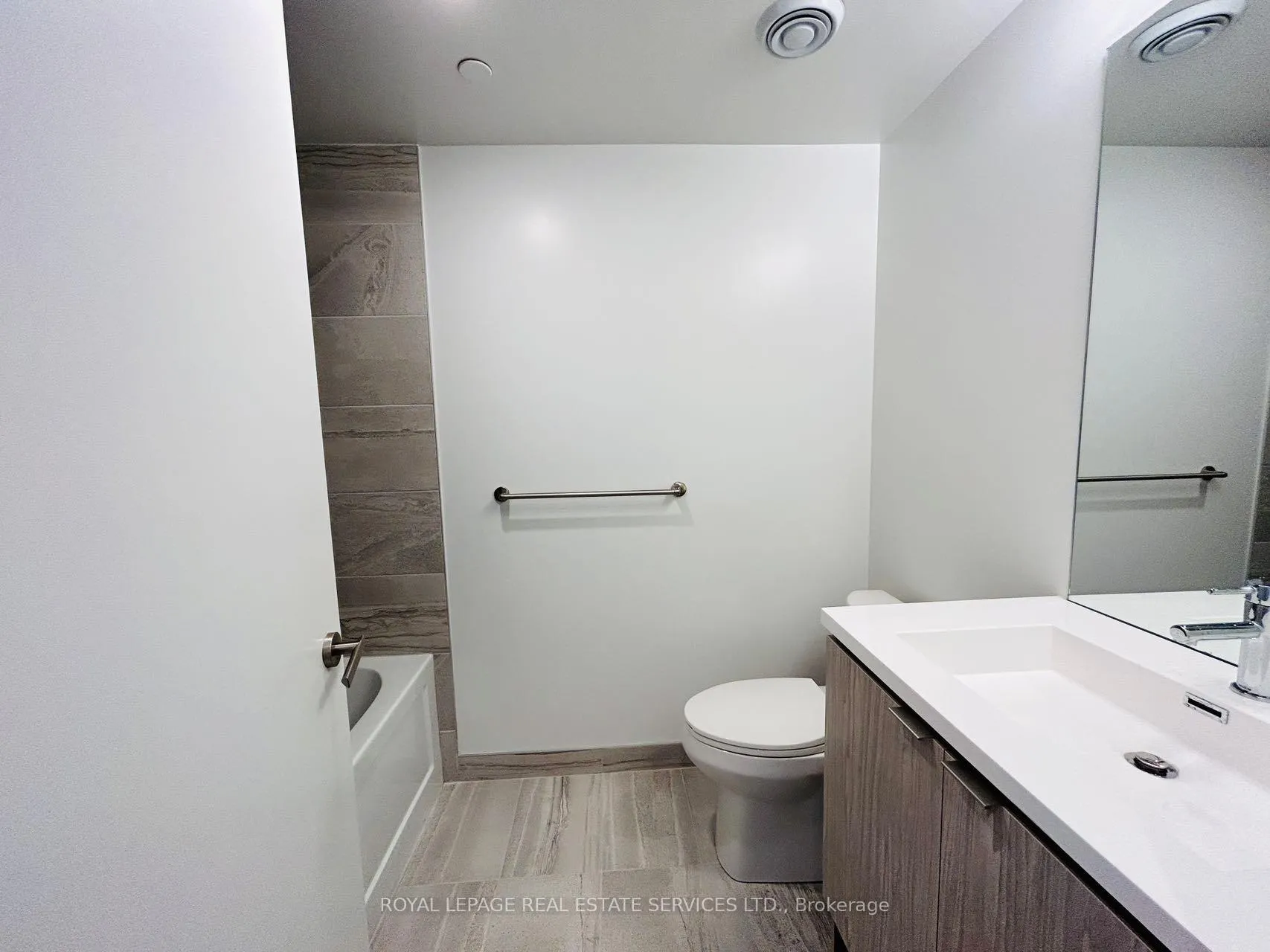 Photo 11 of Unit 2907, 55 Cooper Street, Toronto, Waterfront Communities — HOMEH