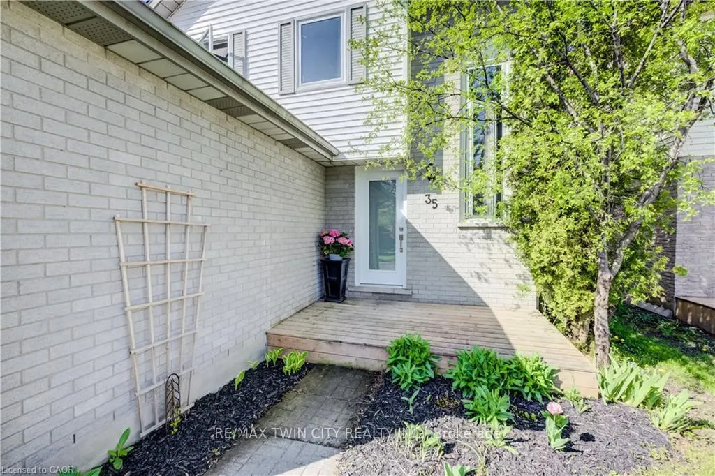Photo 5 of 35 Camrose Court, Kitchener — HOMEH