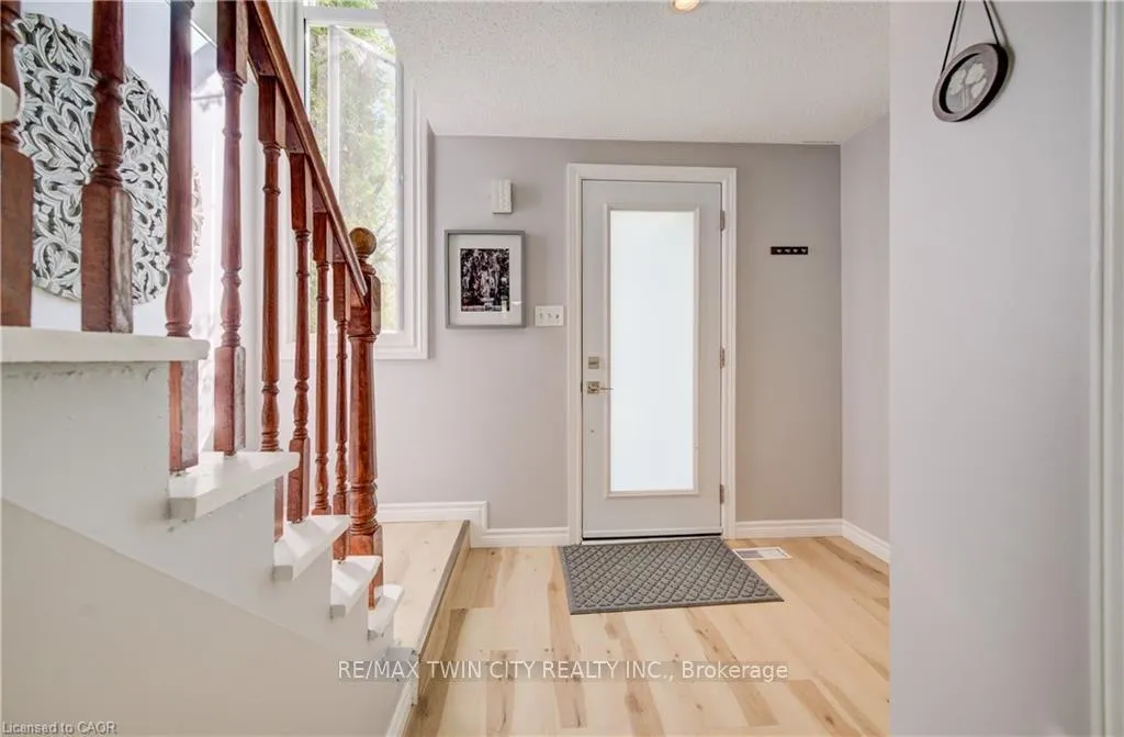 Photo 6 of 35 Camrose Court, Kitchener — HOMEH