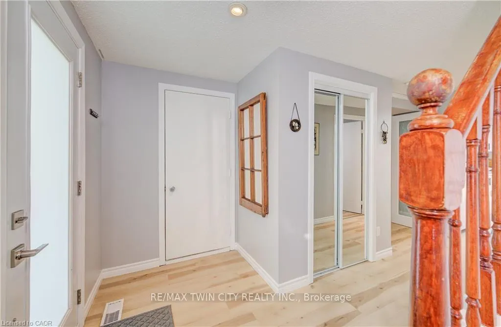 Photo 8 of 35 Camrose Court, Kitchener — HOMEH