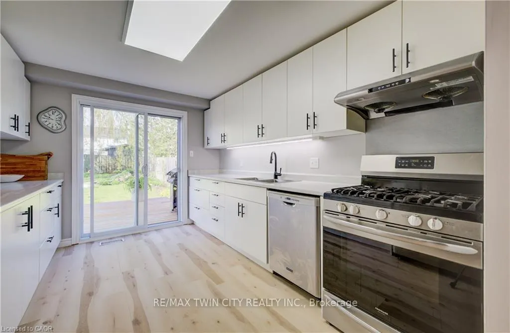 Photo 11 of 35 Camrose Court, Kitchener — HOMEH