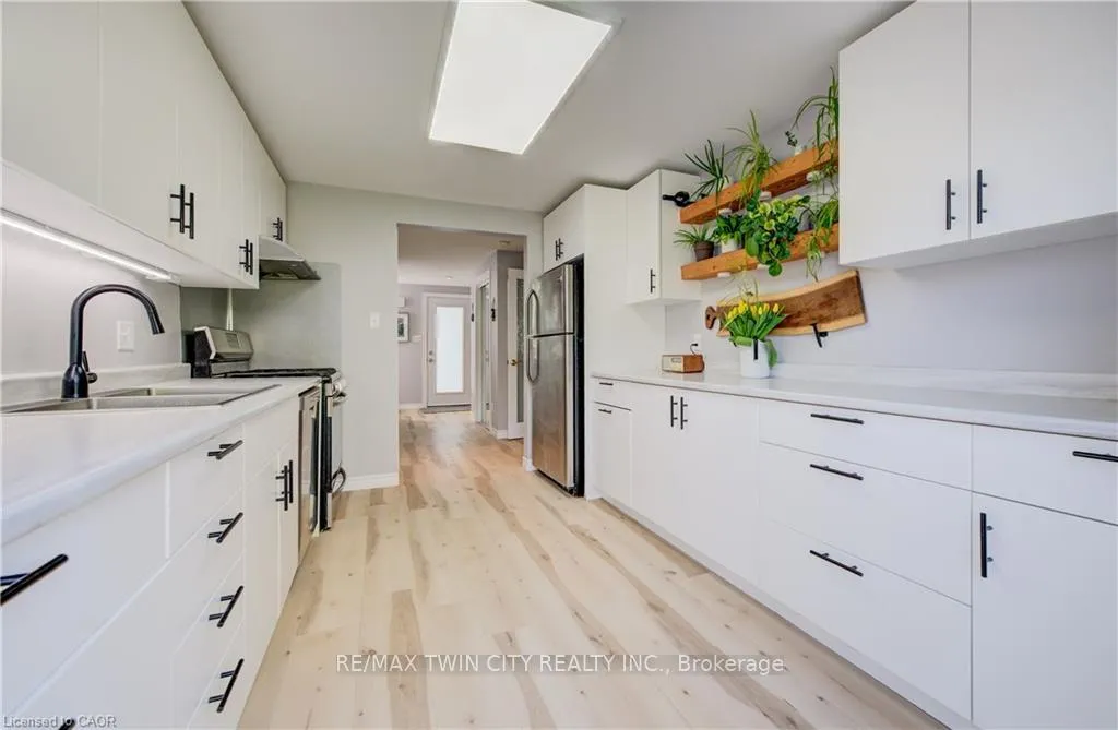 Photo 12 of 35 Camrose Court, Kitchener — HOMEH