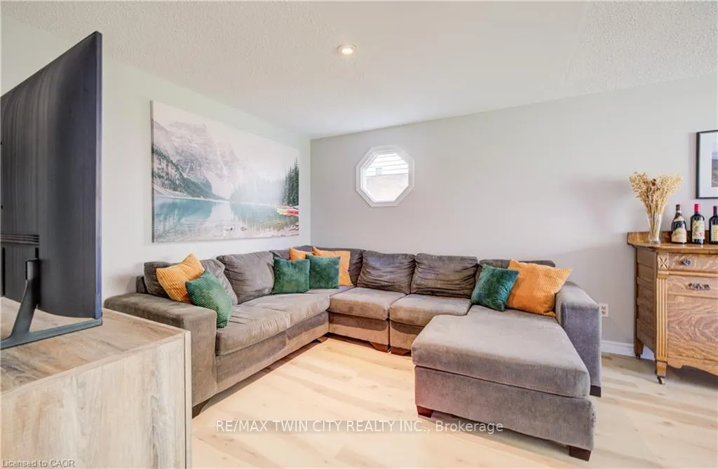 Photo 14 of 35 Camrose Court, Kitchener — HOMEH