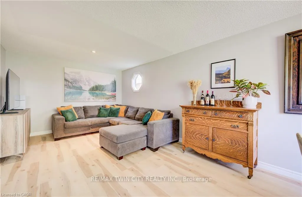 Photo 16 of 35 Camrose Court, Kitchener — HOMEH