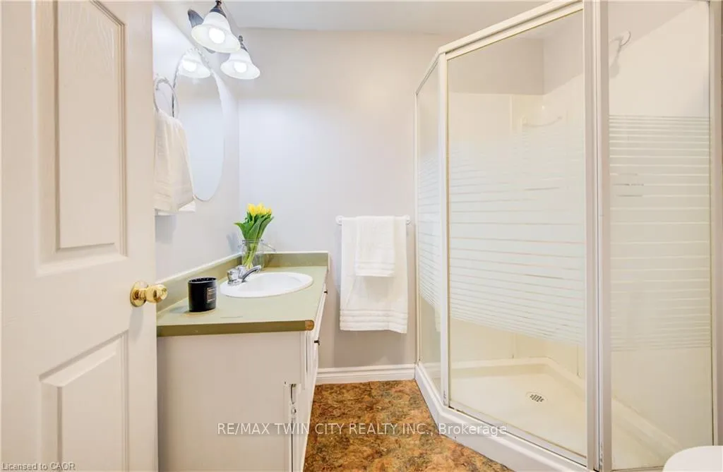 Photo 26 of 35 Camrose Court, Kitchener — HOMEH