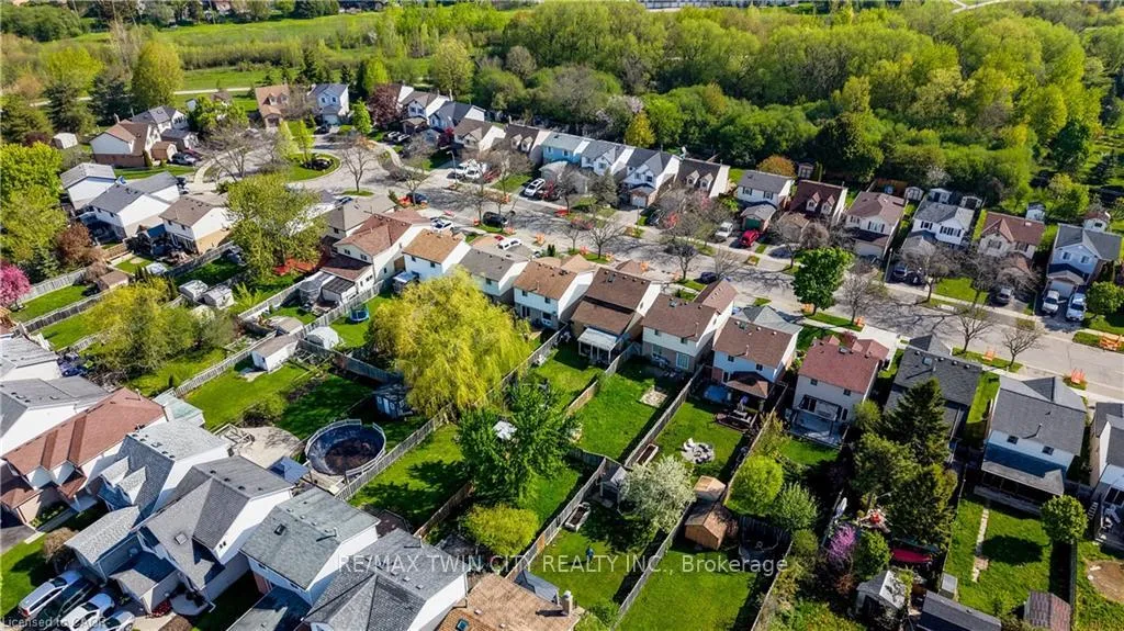 Photo 37 of 35 Camrose Court, Kitchener — HOMEH