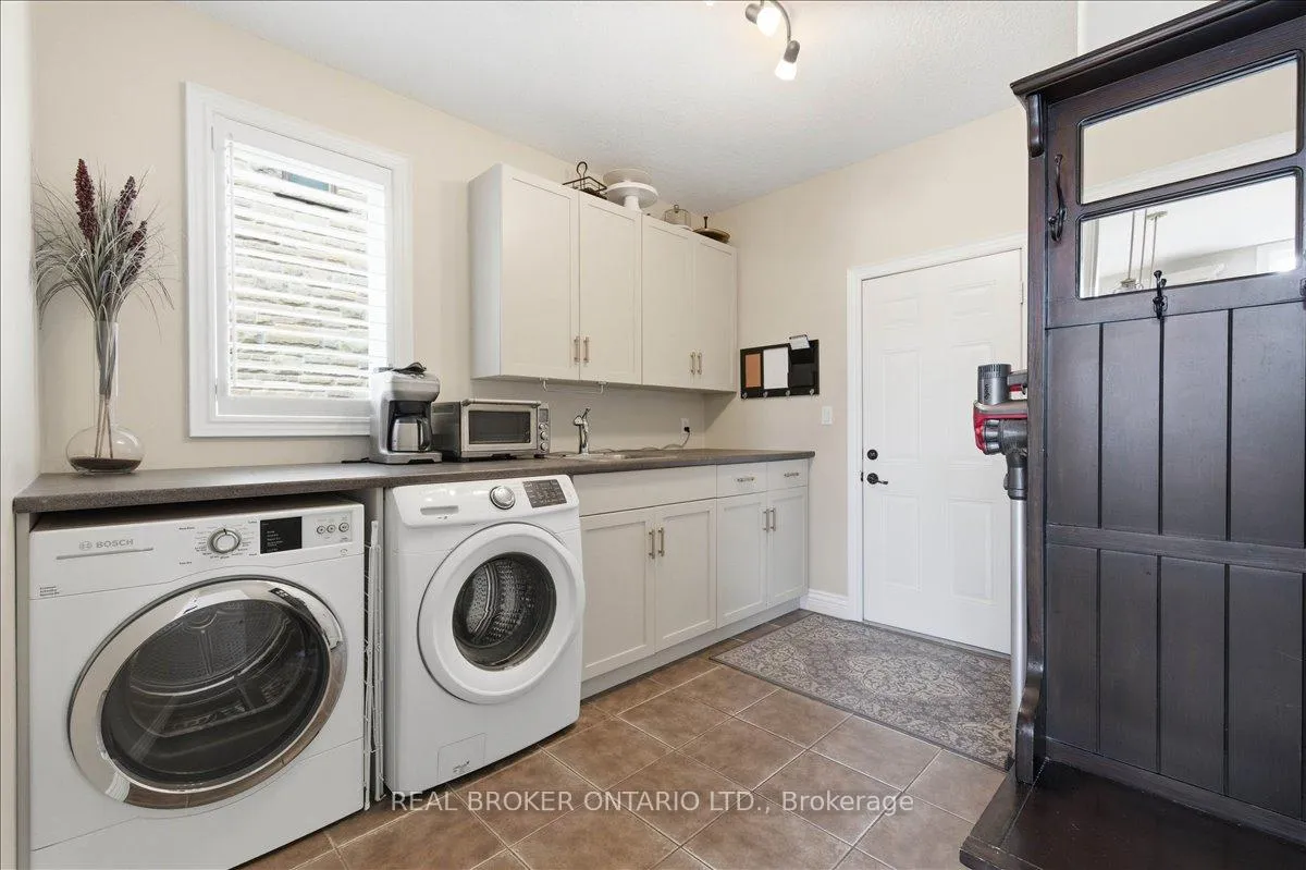 Photo 16 of 220 Joseph Schoerg Crescent, Kitchener — HOMEH
