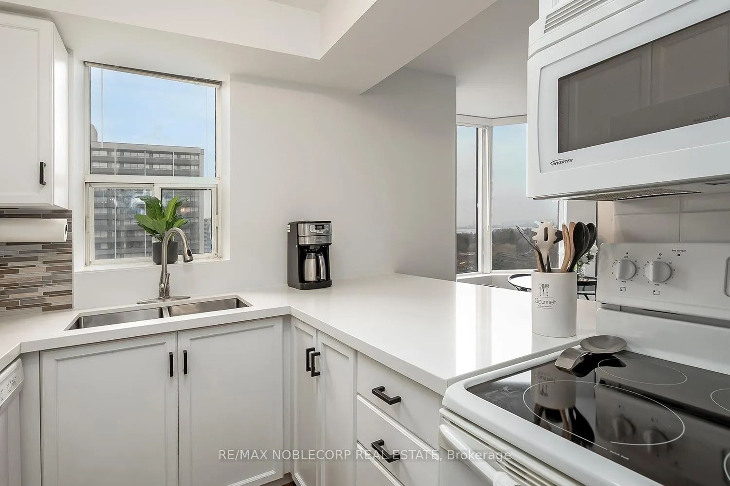 Photo 6 of Unit 1002, 1270 Maple Crossing Boulevard, Burlington, Brant — HOMEH