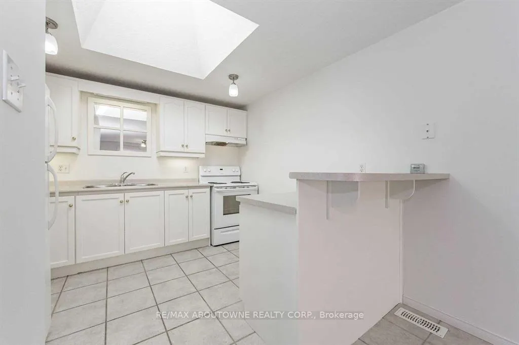 Photo 7 of Unit MAIN, 51 Boulder Crescent, Guelph, Clairfields/Hanlon Business Park — HOMEH