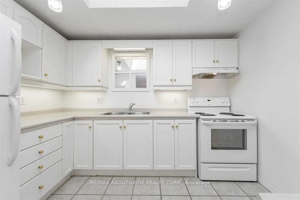 Photo 10 of Unit MAIN, 51 Boulder Crescent, Guelph, Clairfields/Hanlon Business Park — HOMEH